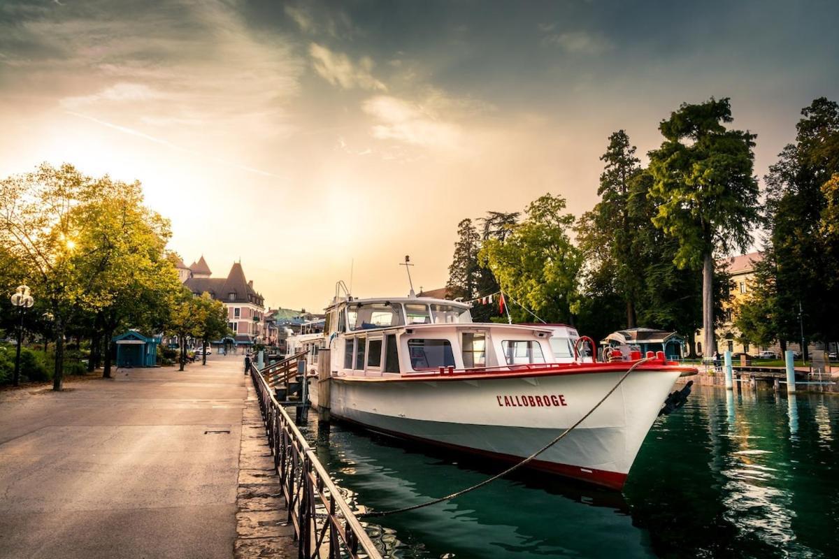 Golden Beach Parking Proche Du Lac Annecy Luaran gambar